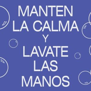 The Justrite Mat,194 Span Keep Calm 4X6 features a soothing blue background with the elegant white text MANTEN LA CALMA Y LAVATE LAS MANOS, surrounded by outlined bubbles, offering a fresh twist on the classic Keep Calm design.