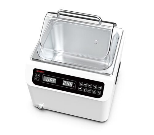 6_e940c62c-d920-499e-8e63-ef0a6adc1314.jpg The MH-USA 13L Water Bath features a white painted exterior and stainless steel basin, with a digital display showing OFF 24.5 and control buttons, while its transparent lid ensures precise sous vide cooking.